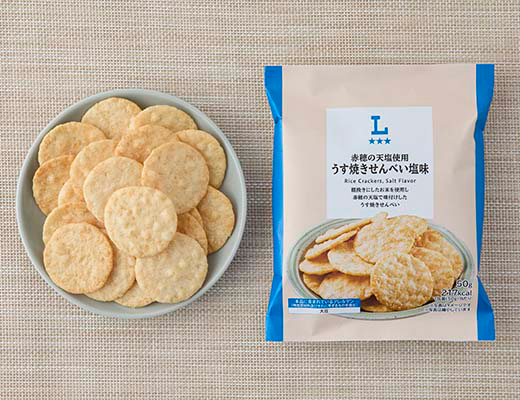 ローソンの赤穂の天塩使用 うす焼きせんべい 塩味を比較する。税込価格：138円、カロリー：217kcal、1円あたりカロリー：1.57kcal/円、たんぱく質：3.3g、1円あたりたんぱく質：0.02g/円、脂質：4.8g、炭水化物：40.1g、糖質：39.9g、食物繊維：0.2g、食塩相当量：0.5g。