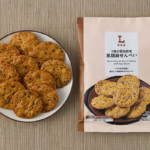 ローソンの3種の醤油使用 黒胡麻せんべいを比較する。税込価格：138円、カロリー：250kcal、1円あたりカロリー：1.81kcal/円、たんぱく質：6.2g、1円あたりたんぱく質：0.04g/円、脂質：3.5g、炭水化物：48.9g、糖質：47.8g、食物繊維：1.1g、食塩相当量：1.3g。