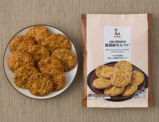 ローソンの3種の醤油使用 黒胡麻せんべいを比較する。税込価格：138円、カロリー：250kcal、1円あたりカロリー：1.81kcal/円、たんぱく質：6.2g、1円あたりたんぱく質：0.04g/円、脂質：3.5g、炭水化物：48.9g、糖質：47.8g、食物繊維：1.1g、食塩相当量：1.3g。