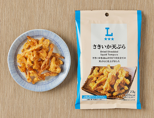 ローソンのさきいか天ぷらを比較する。税込価格：198円、カロリー：105kcal、1円あたりカロリー：0.53kcal/円、たんぱく質：3.7g、1円あたりたんぱく質：0.02g/円、脂質：5.1g、炭水化物：11.2g、糖質：10.9g、食物繊維：0.3g、食塩相当量：0.9g。
