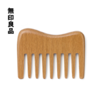 ローソンの無印良品 頭皮のマッサージもできるブナ材ヘアコーム。税込価格：548円。