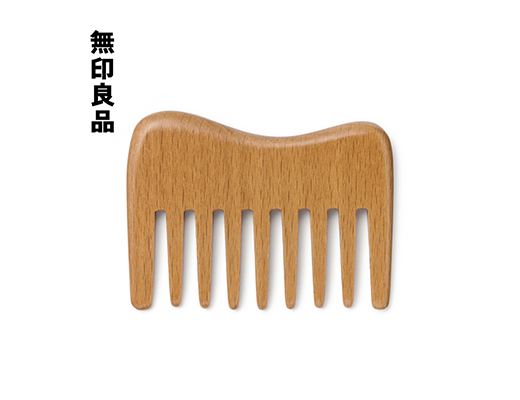ローソンの無印良品 頭皮のマッサージもできるブナ材ヘアコーム。税込価格：548円。