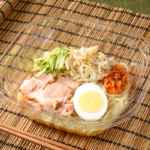 ローソンの盛岡風冷麺。税込価格：646円、カロリー：334kcal、たんぱく質：11.8g、脂質：4.3g、炭水化物：63.2g、糖質：60.8g、食物繊維：2.4g、食塩相当量：4.7g。