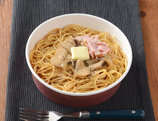 ローソンのこだわりおだし 醤油きのこ。税込価格：538円、カロリー：503kcal、たんぱく質：25.4g、脂質：16.4g、炭水化物：67.2g、糖質：59.8g、食物繊維：7.4g、食塩相当量：3.9g。