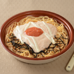 ローソンの特盛！明太マヨネーズ。税込価格：697円、カロリー：971kcal、たんぱく質：37.1g、脂質：42.5g、炭水化物：115.2g、糖質：104.8g、食物繊維：10.4g、食塩相当量：5.6g。