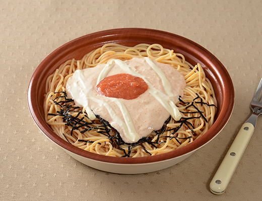 ローソンの特盛！明太マヨネーズ。税込価格：697円、カロリー：971kcal、たんぱく質：37.1g、脂質：42.5g、炭水化物：115.2g、糖質：104.8g、食物繊維：10.4g、食塩相当量：5.6g。