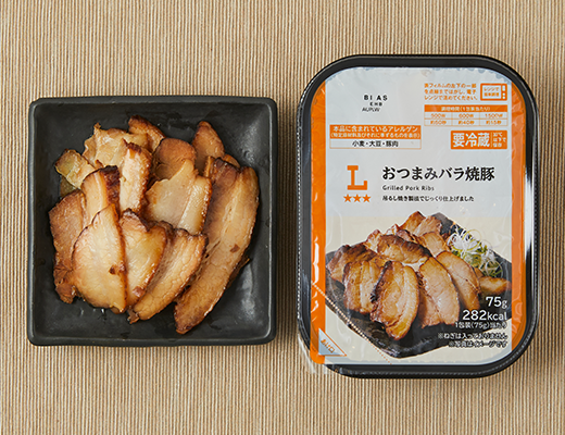 ローソンのおつまみバラ焼豚。税込価格：387円、カロリー：282kcal、たんぱく質：13.3g、脂質：23.9g、炭水化物：3.4g、糖質：3.4g、食物繊維：0g、食塩相当量：1.1g。