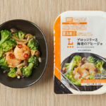 ローソンのブロッコリーと海老のアヒージョを比較する。税込価格:451円、カロリー:162kcal、1円あたりカロリー:0.36kcal/円、たんぱく質:4g、1円あたりたんぱく質:0.01g/円、脂質:14.6g、炭水化物:4.8g、糖質:2.4g、食物繊維:2.4g、食塩相当量:1.2g。