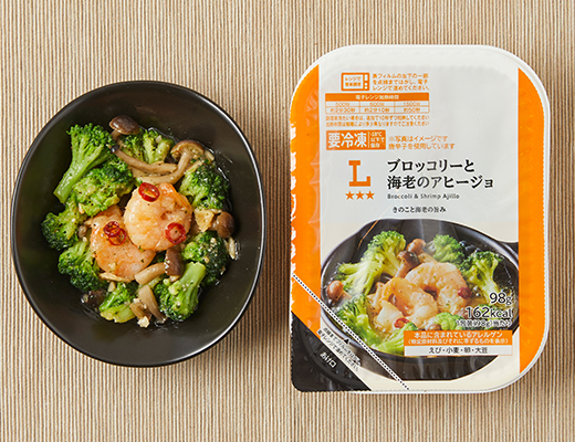 ローソンのブロッコリーと海老のアヒージョを比較する。税込価格：451円、カロリー：162kcal、1円あたりカロリー：0.36kcal/円、たんぱく質：4g、1円あたりたんぱく質：0.01g/円、脂質：14.6g、炭水化物：4.8g、糖質：2.4g、食物繊維：2.4g、食塩相当量：1.2g。
