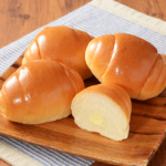 ローソンの国産小麦のマーガリン入りバターロール 4個入。税込価格：160円、カロリー：146kcal、たんぱく質：2.9g、脂質：8.4g、炭水化物：14.7g、糖質：14.1g、食物繊維：0.6g、食塩相当量：0.4g。