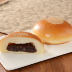 ローソンのつぶあんぱん。税込価格：138円、カロリー：329kcal、たんぱく質：8.4g、脂質：3.3g、炭水化物：68.5g、糖質：64.5g、食物繊維：4g、食塩相当量：0.6g。