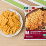 ローソンの1/3日分の緑黄色野菜が摂れる 10種の野菜クラッカー。税込価格：168円、カロリー：287kcal、たんぱく質：5.3g、脂質：14.2g、炭水化物：36g、糖質：32.9g、食物繊維：3.1g、食塩相当量：0.4g。