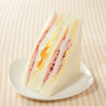 ローソンのハムチーズたまごサンド。税込価格：365円、カロリー：255kcal、たんぱく質：11.9g、脂質：12.8g、炭水化物：23.7g、糖質：22.5g、食物繊維：1.2g、食塩相当量：2.2g。