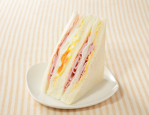 ローソンのハムチーズたまごサンド。税込価格：365円、カロリー：255kcal、たんぱく質：11.9g、脂質：12.8g、炭水化物：23.7g、糖質：22.5g、食物繊維：1.2g、食塩相当量：2.2g。