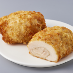 ローソンのまんまる鶏。税込価格：259円、カロリー：217kcal、たんぱく質：17.2g、脂質：13.1g、炭水化物：7.8g、糖質：7.2g、食物繊維：0.6g、食塩相当量：1.6g。