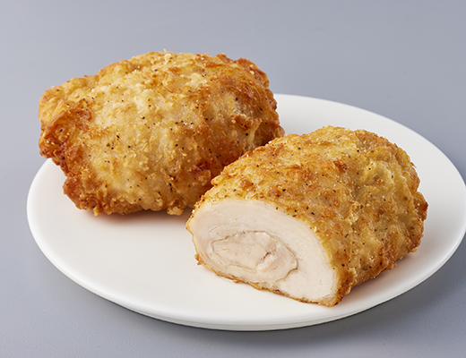 ローソンのまんまる鶏。税込価格：259円、カロリー：217kcal、たんぱく質：17.2g、脂質：13.1g、炭水化物：7.8g、糖質：7.2g、食物繊維：0.6g、食塩相当量：1.6g。