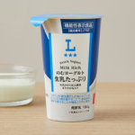 ローソンののむヨーグルト 生乳たっぷり。税込価格：158円、カロリー：154kcal、たんぱく質：5.9g、脂質：4.7g、炭水化物：24.8g、糖質：19g、食物繊維：5.8g、食塩相当量：0.2g。