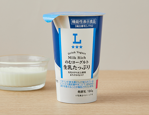 ローソンののむヨーグルト 生乳たっぷり。税込価格：158円、カロリー：154kcal、たんぱく質：5.9g、脂質：4.7g、炭水化物：24.8g、糖質：19g、食物繊維：5.8g、食塩相当量：0.2g。