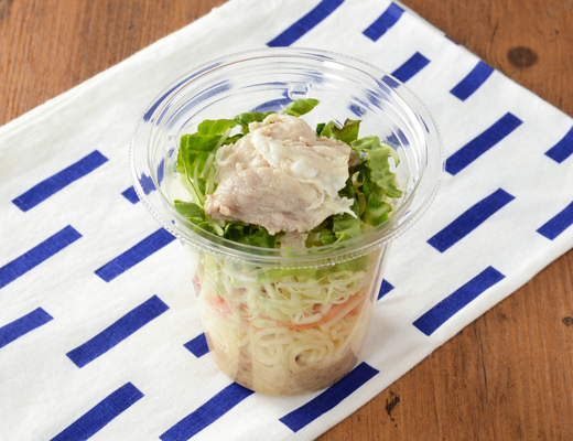 ローソンの振っておいしいパスタサラダ 豚しゃぶ。税込価格：397円、カロリー：340kcal、たんぱく質：12.5g、脂質：19.5g、炭水化物：30.7g、糖質：26.5g、食物繊維：4.2g、食塩相当量：2.7g。