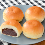 ローソンのつぶあんぱん 4個入。税込価格：171円、カロリー：124kcal、たんぱく質：3.5g、脂質：1.2g、炭水化物：25.6g、糖質：23.9g、食物繊維：1.7g、食塩相当量：0.1g。