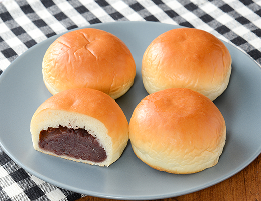 ローソンのつぶあんぱん 4個入。税込価格：171円、カロリー：124kcal、たんぱく質：3.5g、脂質：1.2g、炭水化物：25.6g、糖質：23.9g、食物繊維：1.7g、食塩相当量：0.1g。