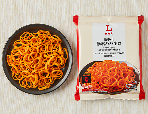 ローソンの激辛ッ！暴君ハバネロを比較する。税込価格：138円、カロリー：277kcal、1円あたりカロリー：2.01kcal/円、たんぱく質：1.7g、1円あたりたんぱく質：0.01g/円、脂質：17.4g、炭水化物：29g、糖質：27.6g、食物繊維：1.4g、食塩相当量：0.9g。