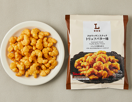 ローソンのクロワッサンスナック トリュフバター味を比較する。税込価格：138円、カロリー：265kcal、1円あたりカロリー：1.92kcal/円、たんぱく質：1.8g、1円あたりたんぱく質：0.01g/円、脂質：14.1g、炭水化物：32.9g、糖質：32.6g、食物繊維：0.3g、食塩相当量：0.6g。
