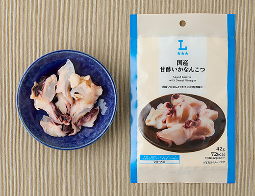 ローソンの国産甘酢いかなんこつを比較する。税込価格：348円、カロリー：72kcal、1円あたりカロリー：0.21kcal/円、たんぱく質：8.7g、1円あたりたんぱく質：0.03g/円、脂質：0.5g、炭水化物：8.1g、糖質：8.1g、食物繊維：0g、食塩相当量：1.8g。
