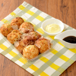 ローソンのたこ焼(8個入り)。税込価格：430円、カロリー：306kcal、たんぱく質：7.7g、脂質：13.4g、炭水化物：39.9g、糖質：37.5g、食物繊維：2.4g、食塩相当量：2.1g。
