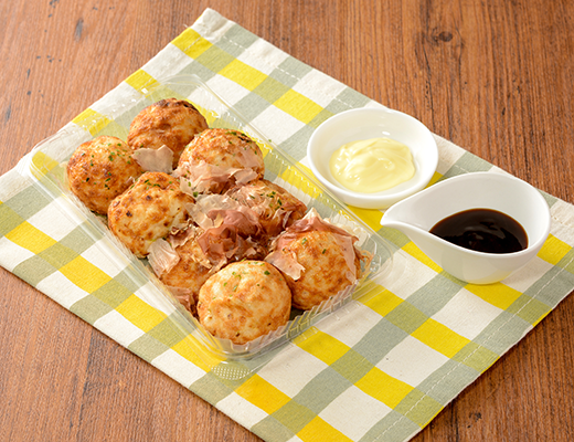ローソンのたこ焼(8個入り)。税込価格：430円、カロリー：306kcal、たんぱく質：7.7g、脂質：13.4g、炭水化物：39.9g、糖質：37.5g、食物繊維：2.4g、食塩相当量：2.1g。