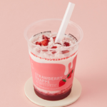 ローソンのストロベリーフラッペ。税込価格：380円、カロリー：226kcal、たんぱく質：4.5g、脂質：4.7g、炭水化物：42.4g、糖質：41.9g、食物繊維：0.5g、食塩相当量：0.2g。