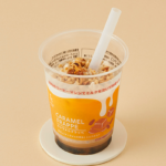 ローソンのキャラメルフラッペ。税込価格：380円、カロリー：287kcal、たんぱく質：6.8g、脂質：10.5g、炭水化物：42.8g、糖質：41.7g、食物繊維：1.1g、食塩相当量：0.4g。
