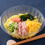 ローソンのミニ冷し中華。税込価格：430円、カロリー：252kcal、たんぱく質：12.8g、脂質：3.7g、炭水化物：43.1g、糖質：40.6g、食物繊維：2.5g、食塩相当量：3.5g。