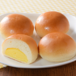 ローソンのクリームパン 4個入。税込価格：160円、カロリー：112kcal、たんぱく質：2.6g、脂質：3.6g、炭水化物：17.6g、糖質：17g、食物繊維：0.6g、食塩相当量：0.1g。