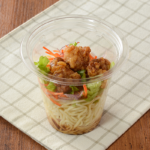 ローソンの振っておいしいパスタサラダ 甘辛唐揚マヨ。税込価格：397円、カロリー：347kcal、たんぱく質：12.2g、脂質：17.8g、炭水化物：36.5g、糖質：32.7g、食物繊維：3.8g、食塩相当量：3.4g。