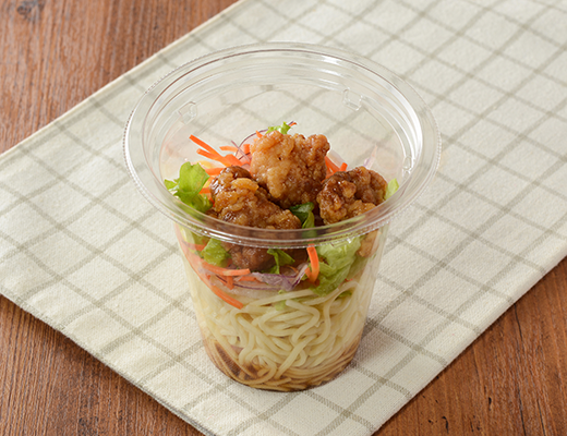 ローソンの振っておいしいパスタサラダ 甘辛唐揚マヨ。税込価格：397円、カロリー：347kcal、たんぱく質：12.2g、脂質：17.8g、炭水化物：36.5g、糖質：32.7g、食物繊維：3.8g、食塩相当量：3.4g。