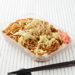 ローソンの大盛ソース焼そば。税込価格：559円。