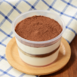 ローソンのティラミス。税込価格：373円、カロリー：216kcal、たんぱく質：3.6g、脂質：14g、炭水化物：19.1g、糖質：18.8g、食物繊維：0.3g、食塩相当量：0.1g。