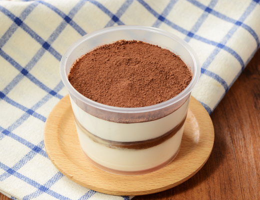 ローソンのティラミス。税込価格：373円、カロリー：216kcal、たんぱく質：3.6g、脂質：14g、炭水化物：19.1g、糖質：18.8g、食物繊維：0.3g、食塩相当量：0.1g。