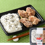 ローソンの醤油が効いた鶏竜田揚げ弁当。税込価格：697円、カロリー：802kcal、たんぱく質：27.2g、脂質：32.8g、炭水化物：102g、糖質：97.2g、食物繊維：4.8g、食塩相当量：3.6g。