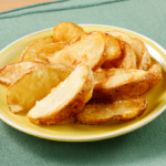 ローソンの熟ポテト。税込価格：259円、カロリー：226kcal、たんぱく質：2.1g、脂質：13.3g、炭水化物：26g、糖質：23.3g、食物繊維：2.7g、食塩相当量：0.5g。