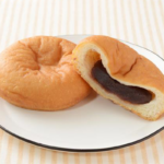 ローソンのもっちドーナツ こしあん。税込価格：149円、カロリー：364kcal、たんぱく質：5.6g、脂質：16.4g、炭水化物：49.6g、糖質：47.4g、食物繊維：2.2g、食塩相当量：0.3g。