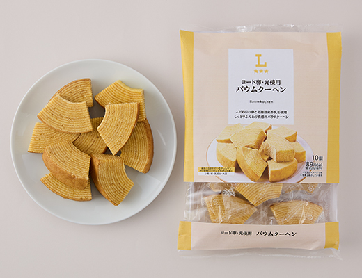 ローソンのヨード卵・光使用 バウムクーヘンを比較する。税込価格：338円、カロリー：89kcal、1円あたりカロリー：0.26kcal/円、たんぱく質：1.2g、1円あたりたんぱく質：0.01未満g/円、脂質：3.9g、炭水化物：12.4g、糖質：12.2g、食物繊維：0.2g、食塩相当量：0.1g。