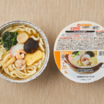 ローソンの鍋焼うどんを比較する。税込価格：538円、カロリー：382kcal、1円あたりカロリー：0.71kcal/円、たんぱく質：16.5g、1円あたりたんぱく質：0.03g/円、脂質：4.1g、炭水化物：71.3g、糖質：68.4g、食物繊維：2.9g、食塩相当量：5.1g。