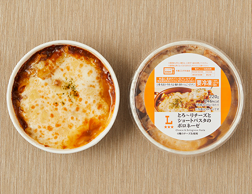 ローソンのとろ〜りチーズとショートパスタのボロネーゼを比較する。税込価格：397円、カロリー：246kcal、1円あたりカロリー：0.62kcal/円、たんぱく質：10.8g、1円あたりたんぱく質：0.03g/円、脂質：9g、炭水化物：29.3g、糖質：26.4g、食物繊維：2.9g、食塩相当量：1.9g。
