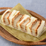 ローソンのヒレカツBOX。税込価格：473円、カロリー：384kcal、たんぱく質：15.1g、脂質：18.2g、炭水化物：40.8g、糖質：38.9g、食物繊維：1.9g、食塩相当量：2.6g。
