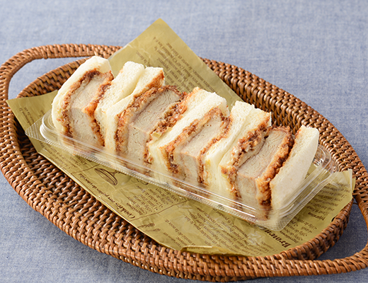 ローソンのヒレカツBOX。税込価格：473円、カロリー：384kcal、たんぱく質：15.1g、脂質：18.2g、炭水化物：40.8g、糖質：38.9g、食物繊維：1.9g、食塩相当量：2.6g。