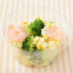 ローソンの海老とブロッコリーのサラダ。税込価格：333円、カロリー：157kcal、たんぱく質：6.7g、脂質：9.6g、炭水化物：12.3g、糖質：9.6g、食物繊維：2.7g、食塩相当量：1.3g。
