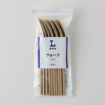 ローソンのフォークを比較する。税込価格：208円。