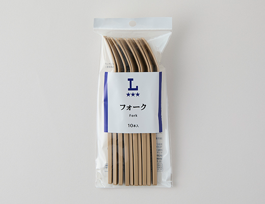 ローソンのフォークを比較する。税込価格：208円。
